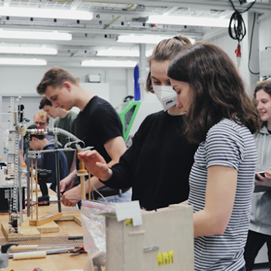 Students of the bachelors degree programme materials science working on a project